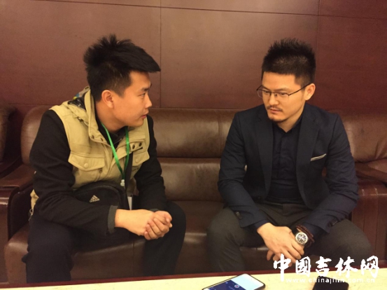 吉网记者对黄斌(图右)进行专访 吉网记者对黄斌(图右)进行专访