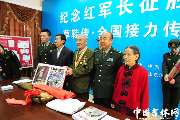 邵忠海政委和杨长虹副部长向苑凤云和史保东赠送《抗战胜利纪念图册》