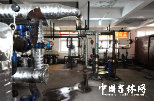 滨河供热分公司西一泵站设备工作一切正常,已经开始供热。 滨河供热分公司西一泵站设备工作一切正常,已经开始供热。