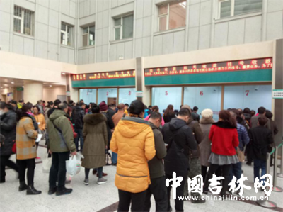 　吉大一院现场挂号每天都会排起长队