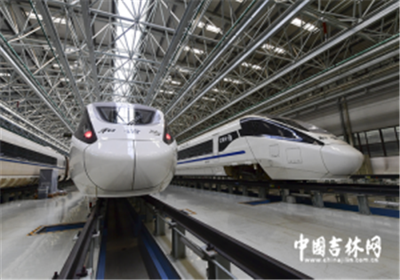 两列已组装好的动车组“熊猫”。 两列已组装好的动车组“熊猫”。