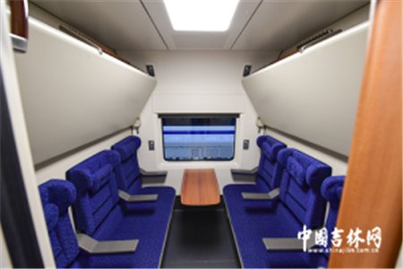 “座卧转换”的动车组将更加温馨舒适。 “座卧转换”的动车组将更加温馨舒适。