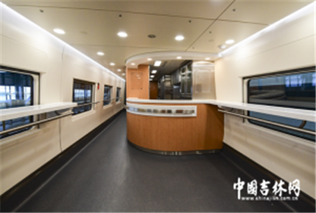 时尚明亮的餐车。 时尚明亮的餐车。