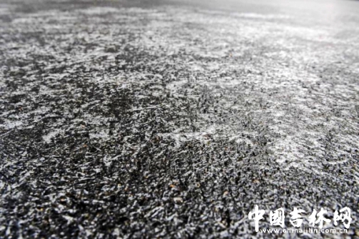 冰雨让长春的路面穿上了“冰衣”。 冰雨让长春的路面穿上了“冰衣”。