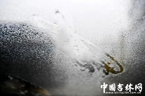 历经冰雨洗礼,车窗已经结冰。 历经冰雨洗礼,车窗已经结冰。