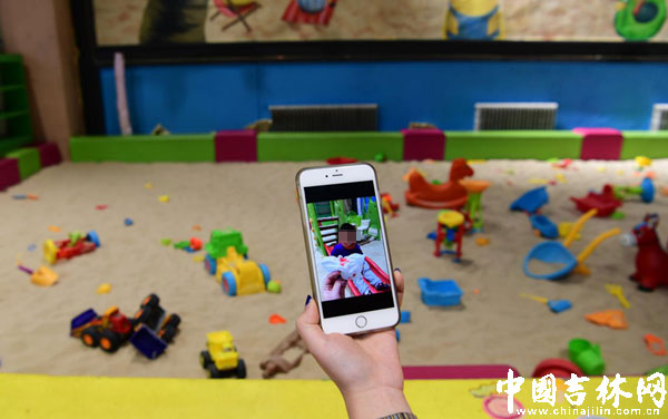 在“沙滩”中散落的儿童玩具