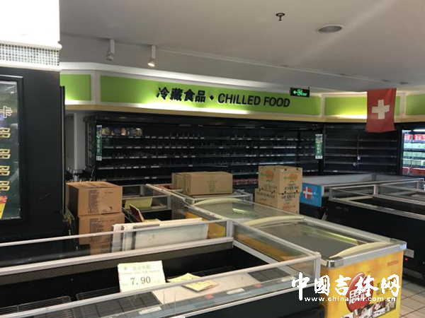 超市内很多货架已空。2_副本.jpg 超市内很多货架已空。2_副本.jpg