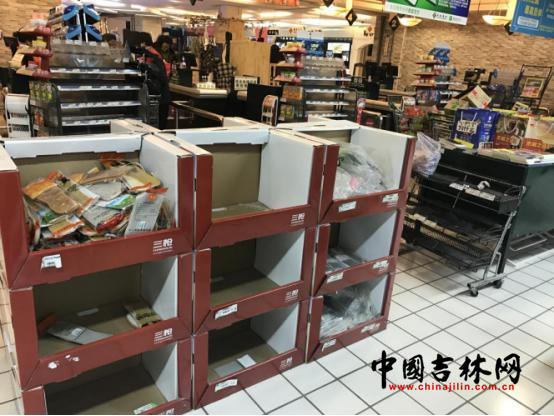 超市内很多货架已空。_副本.jpg