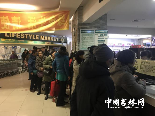 很多顾客在服务台前排队用会员卡内积分兑换礼品。_副本.jpg 很多顾客在服务台前排队用会员卡内积分兑换礼品。_副本.jpg