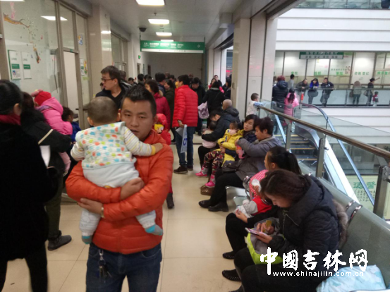 长春中医药大学附属医院的儿科门诊外感冒的小患者排起长队 艾灵摄_副本.png