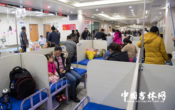 吉大一院儿童静点区很多感冒发烧的孩子在打点滴   李煦 摄_副本.jpg