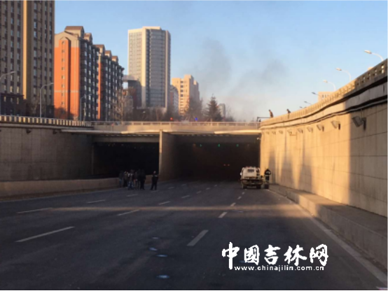 长春南部快速路卫星路下穿隧道东向西隧道内一辆车发生自燃