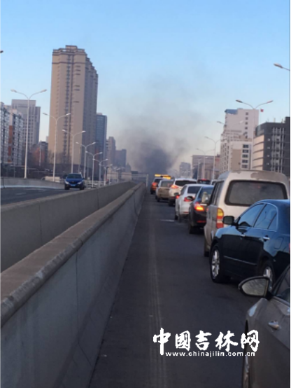 长春南部快速路卫星路下穿隧道东向西隧道内一辆车发生自燃