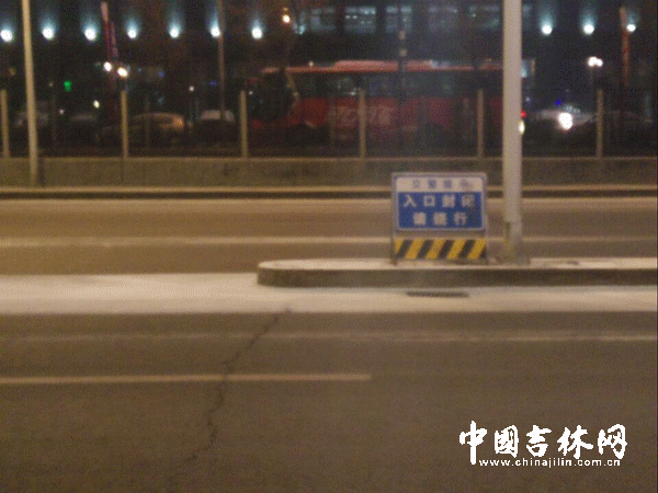 卫星路卫星广场隧道西向东入口处,安置了一块“入口封闭,请绕行”的提示牌子 卫星路卫星广场隧道西向东入口处,安置了一块“入口封闭,请绕行”的提示牌子