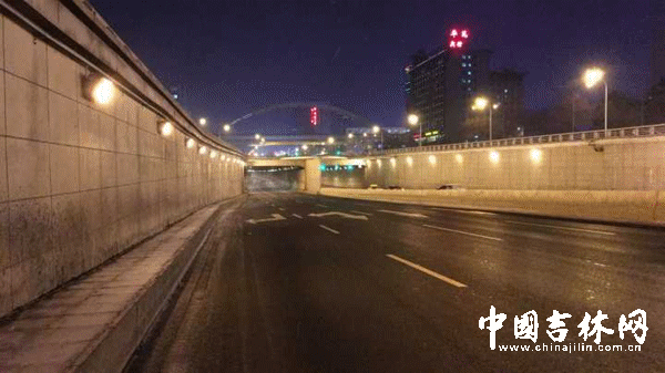 卫星路卫星广场隧道东向西出口处,已无车辆驶出 卫星路卫星广场隧道东向西出口处,已无车辆驶出