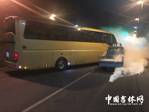 隧道内,一辆小火车与一辆大巴车相撞,小货车让周围冒起黑烟,疑似碰撞后发生自燃。 隧道内,一辆小火车与一辆大巴车相撞,小货车让周围冒起黑烟,疑似碰撞后发生自燃。