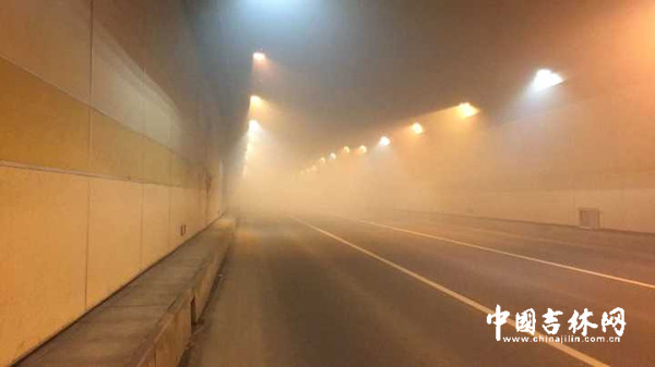 隧道内已经冒起“浓烟” 中国吉林网 吉刻APP 记者 丁隽 隧道内已经冒起“浓烟” 中国吉林网 吉刻APP 记者 丁隽