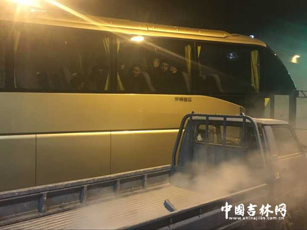 大巴车内有人员被困,电动车门无法正常打开。 中国吉林网 吉刻APP 记者 曹逸群 大巴车内有人员被困,电动车门无法正常打开。 中国吉林网 吉刻APP 记者 曹逸群