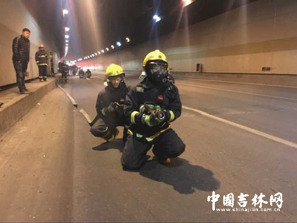 消防官兵已经就位。 中国吉林网 吉刻APP 记者 曹逸群 消防官兵已经就位。 中国吉林网 吉刻APP 记者 曹逸群