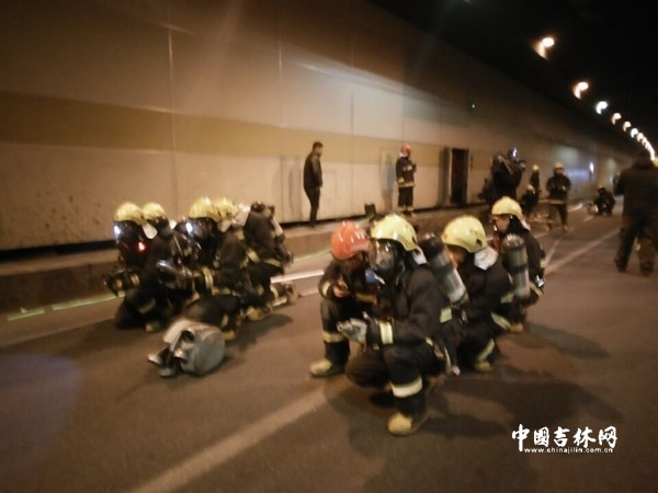 消防官兵准备就绪 中国吉林网 吉刻APP 记者 丁隽 消防官兵准备就绪 中国吉林网 吉刻APP 记者 丁隽