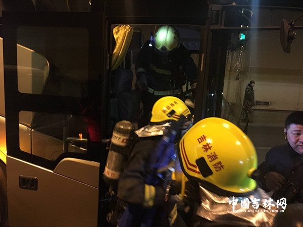 进入大巴车救被困人员 中国吉林网 吉刻APP 记者 曹逸群 进入大巴车救被困人员 中国吉林网 吉刻APP 记者 曹逸群