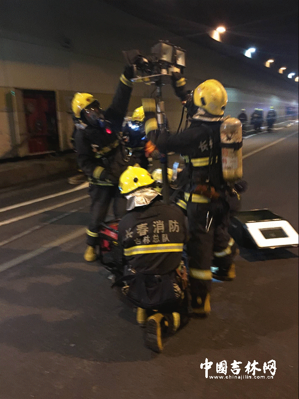 移动照明灯组 中国吉林网 吉刻APP 记者 曹逸群 移动照明灯组 中国吉林网 吉刻APP 记者 曹逸群