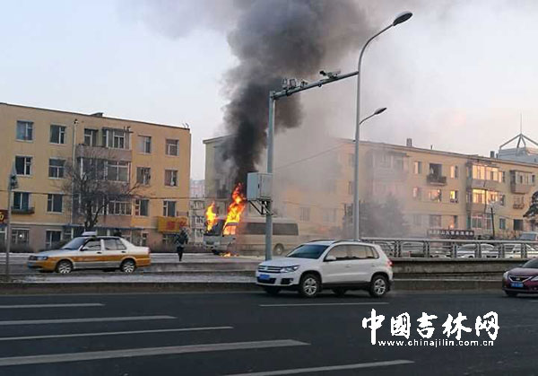 长春卫星广场附近一周内连续两起汽车“自燃”事件 到底该咋预防? 长春卫星广场附近一周内连续两起汽车“自燃”事件 到底该咋预防?