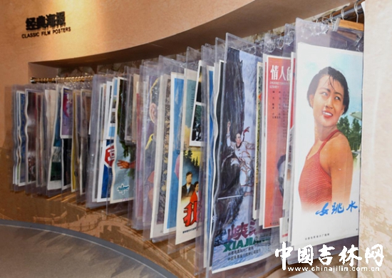 那时的老海报，现在看起来，封面人物还是那样美