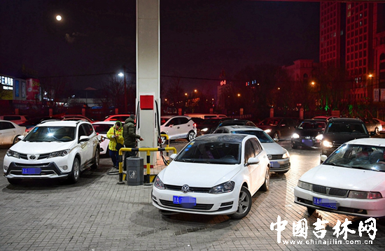 自由大路民风大街加油站排队加油 自由大路民风大街加油站排队加油