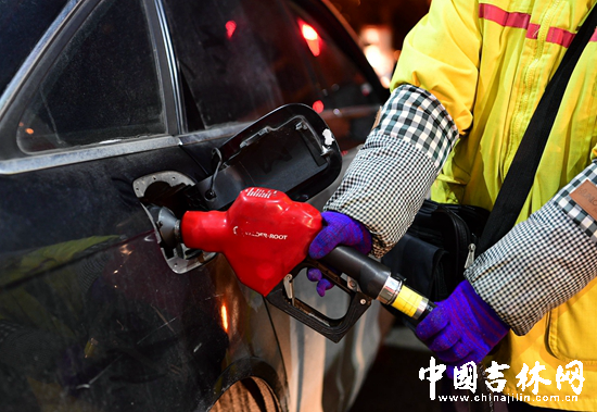 凌晨油价调整,不少车辆今晚排队加油 凌晨油价调整,不少车辆今晚排队加油