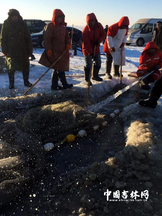 渔工要一直浇水来防止冰洞冻结_副本.jpg