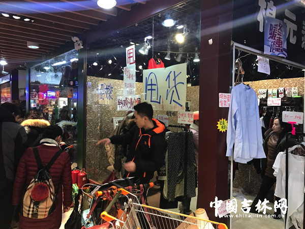 顾客趁着打折挑选着自己需要的物品。_副本.jpg 顾客趁着打折挑选着自己需要的物品。_副本.jpg