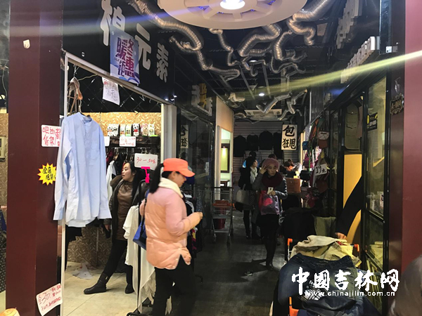 依林小镇内甩货字样随处可见。_副本.jpg 依林小镇内甩货字样随处可见。_副本.jpg