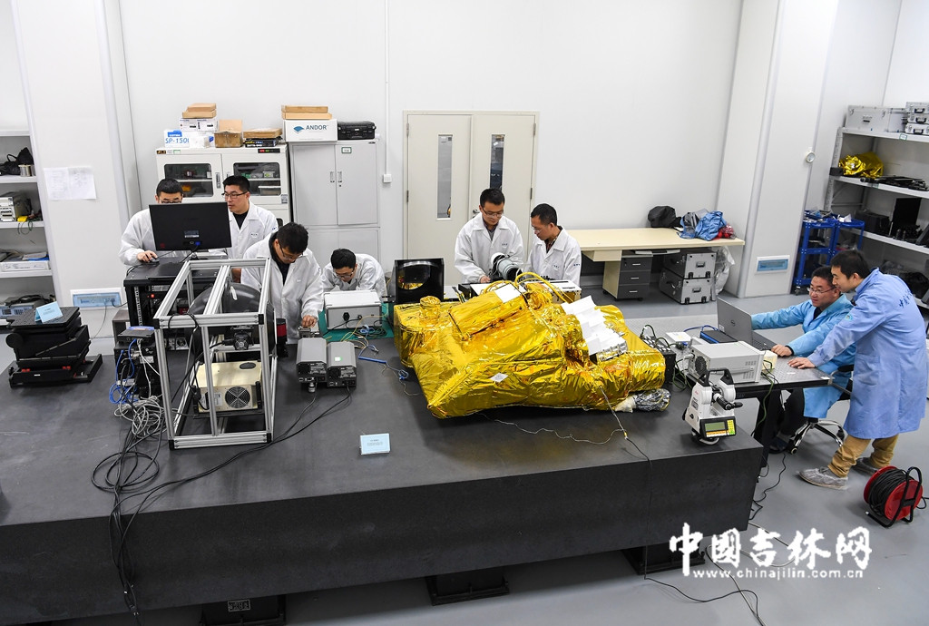 在这样的背景下,国家863计划在“十二五”期间设立了“全球二氧化碳监测科学实验卫星与应用示范”重大项目(简称碳卫星),目标是研制并发射一颗“以高光谱CO2探测仪、多谱段云与气溶胶探测仪为主要载荷的全球二氧化碳监测科学试验卫星”。中科院长春光机所承担全部两台载荷的研制任务。 在这样的背景下,国家863计划在“十二五”期间设立了“全球二氧化碳监测科学实验卫星与应用示范”重大项目(简称碳卫星),目标是研制并发射一颗“以高光谱CO2探测仪、多谱段云与气溶胶探测仪为主要载荷的全球二氧化碳监测科学试验卫星”。中科院长春光机所承担全部两台载荷的研制任务。