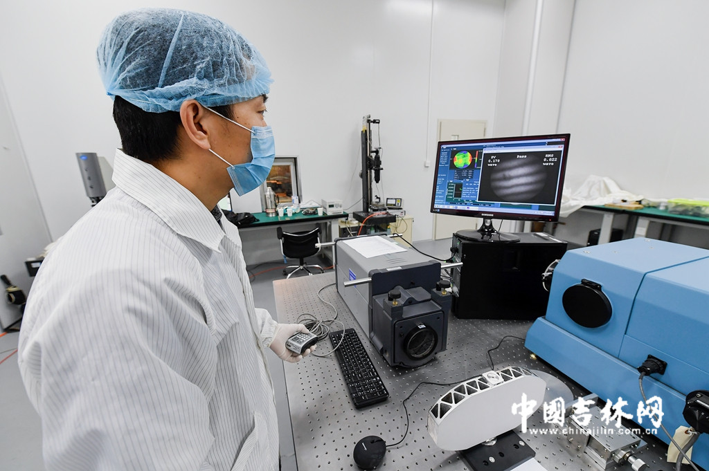 助理研究员王龙正在对指向镜组件进行面型精度测试。 助理研究员王龙正在对指向镜组件进行面型精度测试。