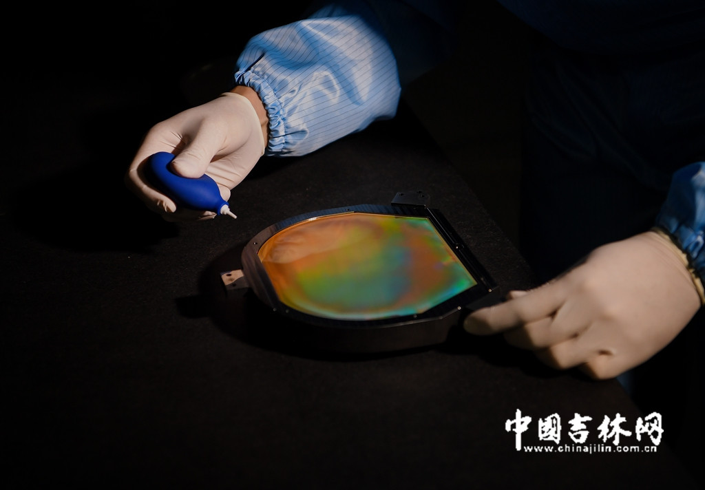 CO2探测仪最核心的指标之一就是光谱分辨率,仪器最高分光谱分辨率可达0.04nm。而实现光谱分辨率的核心分光原件就是全息衍射光栅。图中研究人员打开光栅后,小心翼翼拿出气吹对光栅表面进行清理,防止粉尘污染。哪怕一粒细小灰尘进入仪器,最后也会造成杂散光影响探测效果。 CO2探测仪最核心的指标之一就是光谱分辨率,仪器最高分光谱分辨率可达0.04nm。而实现光谱分辨率的核心分光原件就是全息衍射光栅。图中研究人员打开光栅后,小心翼翼拿出气吹对光栅表面进行清理,防止粉尘污染。哪怕一粒细小灰尘进入仪器,最后也会造成杂散光影响探测效果。