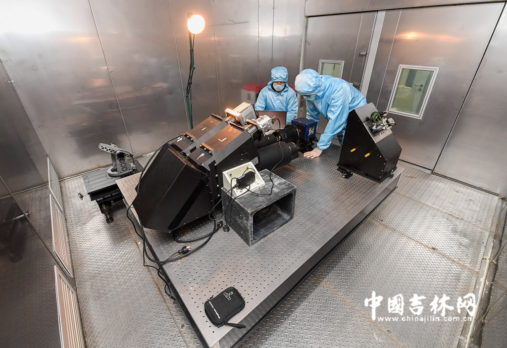 信噪比是CO2探测仪的又一关键指标。为降低仪器噪声,整台仪器需要工作在-5℃温度水平,科研人员所有的组件、整机装调工作也都要在-5℃条件下进行。在载荷研制最紧张的阶段,研究人员持续数月在低温室里工作,经常户外是30℃以上的高温,科研人员在低温室内把羽绒服裹在防静电服内进行装调。 信噪比是CO2探测仪的又一关键指标。为降低仪器噪声,整台仪器需要工作在-5℃温度水平,科研人员所有的组件、整机装调工作也都要在-5℃条件下进行。在载荷研制最紧张的阶段,研究人员持续数月在低温室里工作,经常户外是30℃以上的高温,科研人员在低温室内把羽绒服裹在防静电服内进行装调。