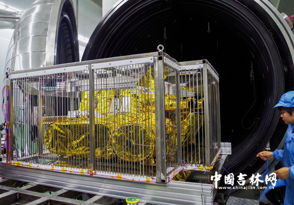 探测仪想要“上天”执行任务,必须经过各种严苛的试验考验,热真空试验便是其中之一。 仪器被罩进“加热笼”后送进真空罐内测试,这就好比是将仪器放置于冷黑的太空中,同时接受着太阳的炙烤,只有在这样的严酷条件下仍能正常工作,才算通过试验。 探测仪想要“上天”执行任务,必须经过各种严苛的试验考验,热真空试验便是其中之一。 仪器被罩进“加热笼”后送进真空罐内测试,这就好比是将仪器放置于冷黑的太空中,同时接受着太阳的炙烤,只有在这样的严酷条件下仍能正常工作,才算通过试验。