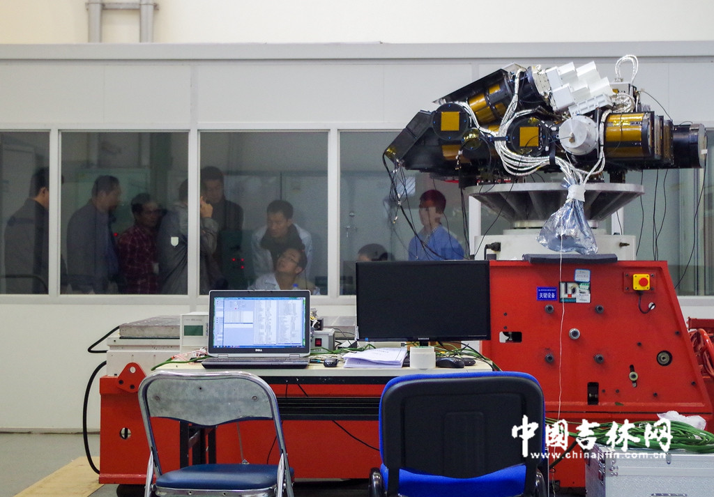 振动试验是最惊心动魄的环境试验,探测仪被置于高高的振动台上、接受6倍重力加速度的振动冲击,发出噪音超过100分贝。为了确保试验万无一失,科研人员经常要花大量的时间在现场讨论试验条件。 振动试验是最惊心动魄的环境试验,探测仪被置于高高的振动台上、接受6倍重力加速度的振动冲击,发出噪音超过100分贝。为了确保试验万无一失,科研人员经常要花大量的时间在现场讨论试验条件。