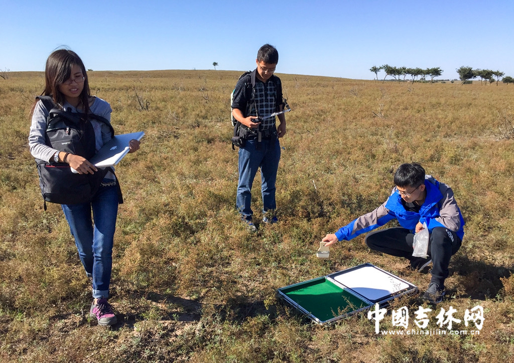 为了确保CO2探测仪的测量精度并验证反演算法,2015年9月,项目组用改造后的原理样机在白城附近草原进行了航空校飞试验。试验中,需要深入草原铺设航拍靶标。近一个月的风吹日晒,试验最终取得的圆满结果,可归来的小伙子们,却个个皮肤黝黑、犹如难民。 为了确保CO2探测仪的测量精度并验证反演算法,2015年9月,项目组用改造后的原理样机在白城附近草原进行了航空校飞试验。试验中,需要深入草原铺设航拍靶标。近一个月的风吹日晒,试验最终取得的圆满结果,可归来的小伙子们,却个个皮肤黝黑、犹如难民。