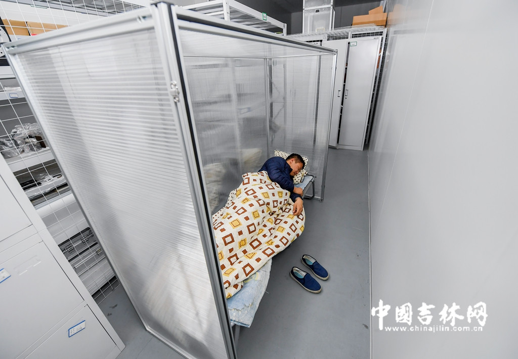 夜不归宿是研制过程中的经常状态,面对每日高强度的工作,恐怕没有比实验室的一张小床更温暖的窝了,只是可怜了那等待他们归来的妻子和孩子。 夜不归宿是研制过程中的经常状态,面对每日高强度的工作,恐怕没有比实验室的一张小床更温暖的窝了,只是可怜了那等待他们归来的妻子和孩子。