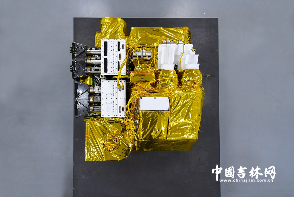 整个载荷主体,横竖一个平方米,方寸之间凝聚着整个团队6年的心血。当他身披着“黄金圣衣”冲向宇宙时,他真的担负着保护人类、控制温室气体排放的神圣使命。 整个载荷主体,横竖一个平方米,方寸之间凝聚着整个团队6年的心血。当他身披着“黄金圣衣”冲向宇宙时,他真的担负着保护人类、控制温室气体排放的神圣使命。