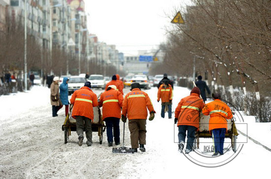 2012年2月13日,环卫工人在长春大街上清扫积雪 2012年2月13日,环卫工人在长春大街上清扫积雪
