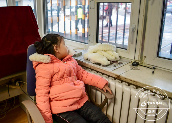 杜双铱坐在窗前安静的望着妈妈孟佳的背影。.jpg 杜双铱坐在窗前安静的望着妈妈孟佳的背影。.jpg