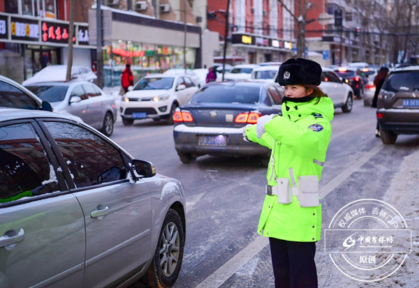 正在执勤的女交警孟佳。.jpg 正在执勤的女交警孟佳。.jpg
