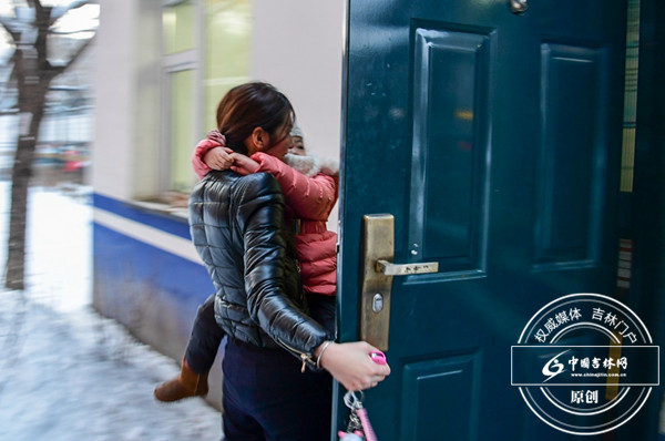 早上7点刚到,孟佳抱着她的女儿来到学校门卫室。.jpg 早上7点刚到,孟佳抱着她的女儿来到学校门卫室。.jpg