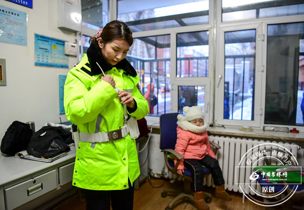 孟佳衣服还没有换完,女儿就坐在一旁的椅子上又迷糊起来。.jpg 孟佳衣服还没有换完,女儿就坐在一旁的椅子上又迷糊起来。.jpg