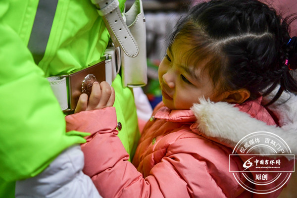 女儿喜欢妈妈的警服,特别是腰带上警徽,只要有机会她就会用小手上去摸一摸。.jpg 女儿喜欢妈妈的警服,特别是腰带上警徽,只要有机会她就会用小手上去摸一摸。.jpg