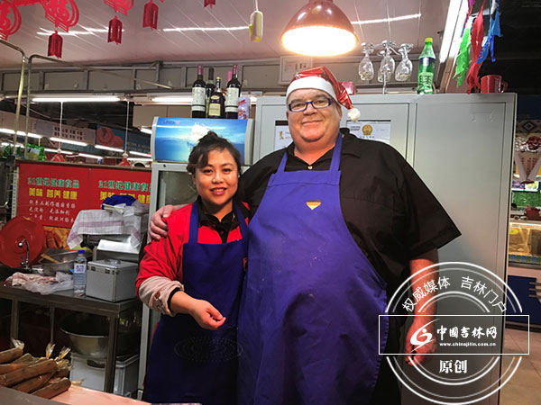 德国大叔娶长春美妻 市场摆摊卖香肠月薪过万 德国大叔娶长春美妻 市场摆摊卖香肠月薪过万