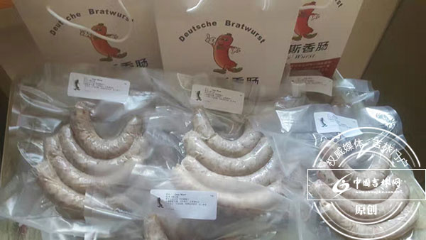 德国大叔娶长春美妻 市场摆摊卖香肠月薪过万 德国大叔娶长春美妻 市场摆摊卖香肠月薪过万